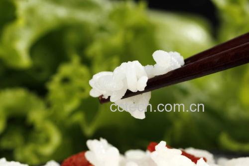 图为一家人在餐桌上享用肉末菠菜配米饭,气氛温馨 家庭餐桌上的肉末菠菜配米饭