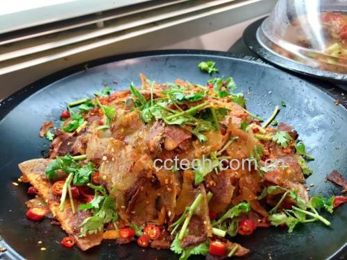 香菜炒牛肉装盘展示,色泽诱人,香气扑鼻 香菜炒牛肉成品图