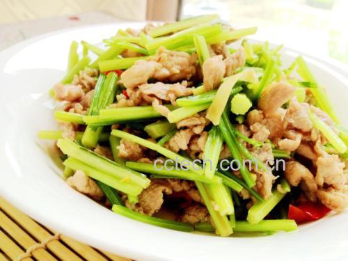 西芹水饺所需主要食材展示图:新鲜西芹、猪肉馅、姜葱调料、调味瓶罐置于木制案板上,呈现温馨家常料理氛围 西芹与猪肉馅等原材料整齐摆放在木质案板上,背景为厨房环境,光线柔和自然