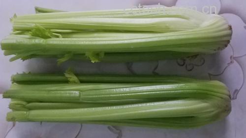 新鲜西芹与猪肝并列摆放,展示两种主要食材的新鲜度与颜色对比 西芹与猪肝原材料图
