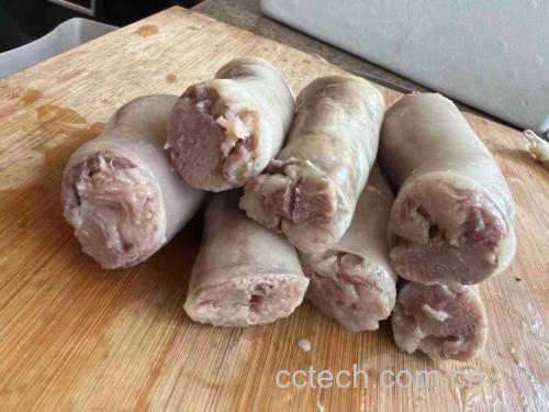 厨师正在案板上手工剁羊肉,刀工熟练,肉质细腻 羊肉剁碎过程
