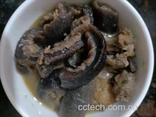 一碗热气腾腾的北沙参百合炖瘦肉,汤色清澈,食材丰富,盛放在陶瓷碗中 北沙参百合炖瘦肉成品图