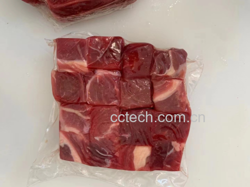 一碗热腾腾的白萝卜炖牛腩汤,汤色清澈,萝卜软糯,牛肉酥烂 白萝卜炖牛腩成品图