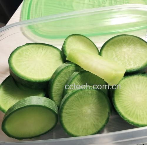 砂锅内正在炖煮的冬瓜萝卜汤,汤色清澈,食材清晰可见 炖汤过程中的锅具特写