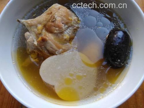 一碗热腾腾的红参天麻炖瘦肉成品,汤色清澈,香气扑鼻 红参天麻炖瘦肉成品图