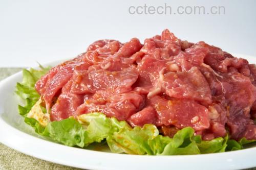 锅中正在翻炒的简易蚝油生菜,蒜香四溢,生菜略带卷边但仍保持鲜嫩 炒制中的简易蚝油生菜