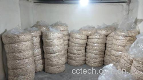 展示一款标准西洋参产品的外包装,正面印有品牌、含量、产地信息,背面有营养成分表和使用说明 西洋参产品包装示意图
