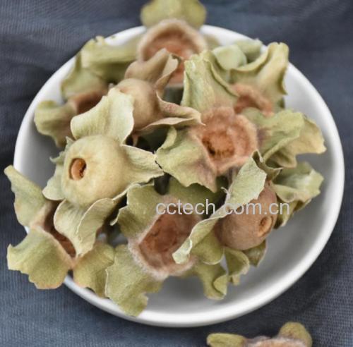 红参与西洋参加入乌鸡炖煮的汤品,汤色清澈,香气扑鼻 红参西洋参炖鸡汤