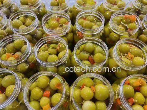 青萝卜泡菜腌制罐展示,玻璃罐内泡菜清晰可见,液体清澈,萝卜条完整饱满 青萝卜泡菜腌制罐展示