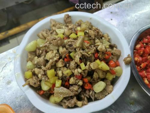一盘色泽诱人、辣椒与皮蛋融合的擂椒皮蛋成品 擂椒皮蛋成品图