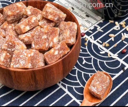 一盘自制的姜糖片,表面略带焦糖色泽 姜糖片特写