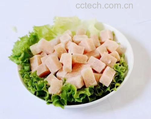 盛在白色盘中的鸡肉炒西芹,色泽鲜亮,香气四溢 成品图:鸡肉炒西芹装盘效果