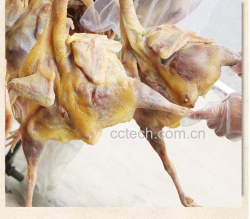 新鲜鸡胸肉与翠绿西芹摆放在案板上,旁边有蒜瓣、姜丝和干辣椒 鸡肉与西芹食材展示