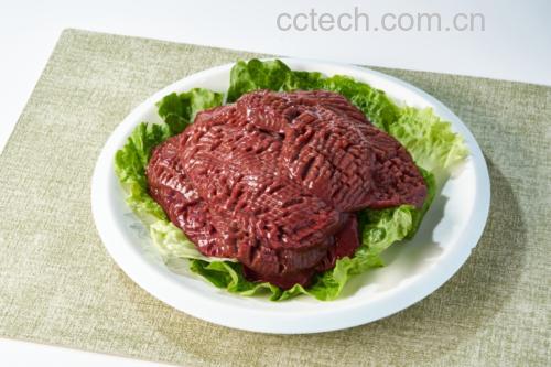 腰果炒西芹装盘成品图,色泽翠绿,腰果金黄,搭配精致餐具 腰果炒西芹成品图