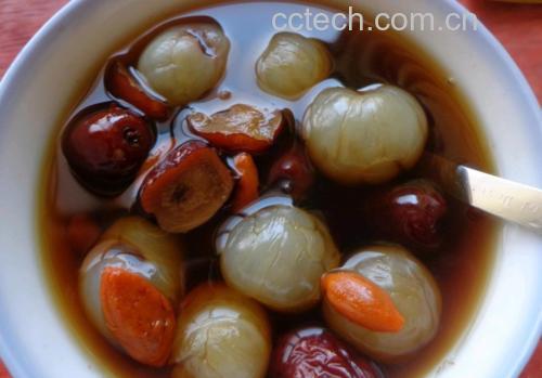 红枣与枸杞、银耳一起炖煮,呈现一碗温暖养生的甜品 红枣与枸杞、银耳搭配炖煮示意图
