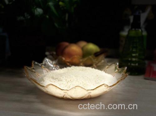 一盘色泽翠绿、核桃仁酥香的西芹炒核桃仁盛放在白色瓷盘中,旁边有筷子和米饭 西芹炒核桃仁成品图