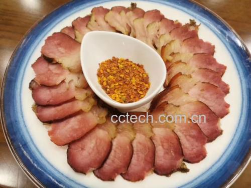 蒸锅中正在蒸制的粉肠,周围铺满红色小米椒 蒸锅中的粉肠