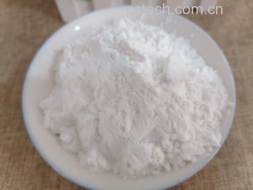 展示粉肠在清水中清洗的过程,旁边有面粉和白醋瓶 粉肠清洗过程