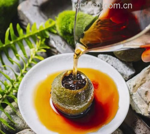 展示柑桔普洱茶冲泡过程,茶汤色泽红亮,柑香四溢 柑桔普洱茶冲泡图