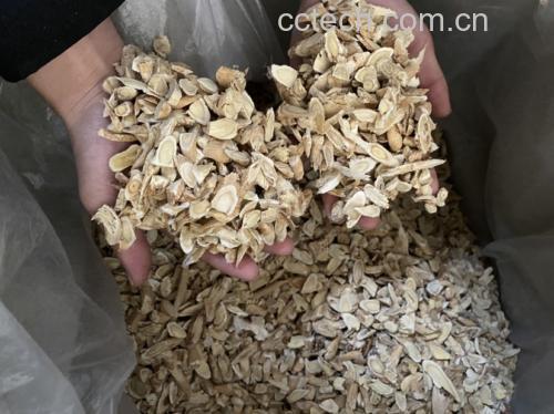 展示地黄和熟地黄制作的药膳菜品,如地黄粥、熟地鸡汤等 地黄食疗菜品图