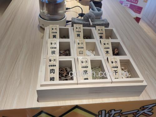 木质托盘上摆放北柴胡切片、黄芩片、栀子、甘草片等中药材,周围标注名称标签,背景为中药柜,体现专业配伍场景 北柴胡与其他中药材搭配示意图