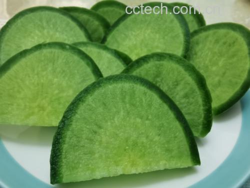 厨师正在切白萝卜片,准备炖汤,厨房环境干净整洁 白萝卜烹饪过程图