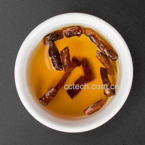 一碗热气腾腾的浅褐色药膳汤盛放在白色瓷碗中,汤面清晰无油花,可见瘦肉块与几根细长的北沙参段,旁边摆放一双木筷和一个小盐罐,背景虚化体现温馨居家氛围 麦冬沙参太子参炖汤成品图