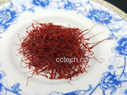 紫甘蓝切成细丝,西兰花切成小朵,整齐摆放在白色瓷盘中 紫甘蓝和西兰花洗净切好摆盘