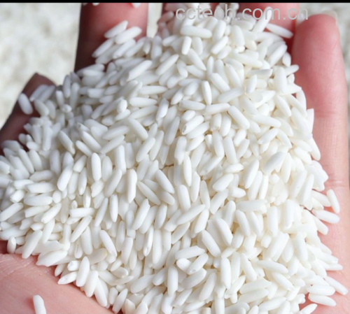 一双干净的手正在白色大理石台面上揉搓一团乳白色的糯米面团,面团表面光滑有光泽,周围散落少许糯米粉,背景为现代中式厨房环境 双手正在揉搓白色糯米面团的过程
