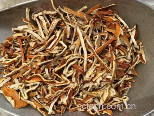 一碗热腾腾的熟地黄与陈皮汤成品,色泽红润,盛于陶瓷碗中 熟地黄与陈皮汤成品图