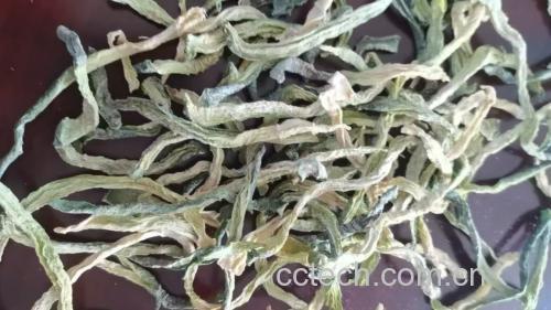 展示切好的萝卜条放入容器中进行腌制的过程图,背景整洁,突出食材与工具的细节 腌萝卜制作过程图