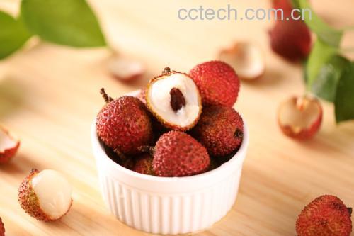 妃子笑美食创意摆盘:剥壳后的妃子笑果肉搭配薄荷叶与玻璃碗,呈现出清新自然的视觉效果 妃子笑美食创意摆盘