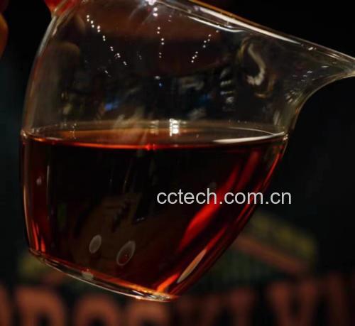 一杯正在冲泡的小青柑茶,热水注入后香气四溢,茶汤呈金黄色 小青柑茶泡饮图