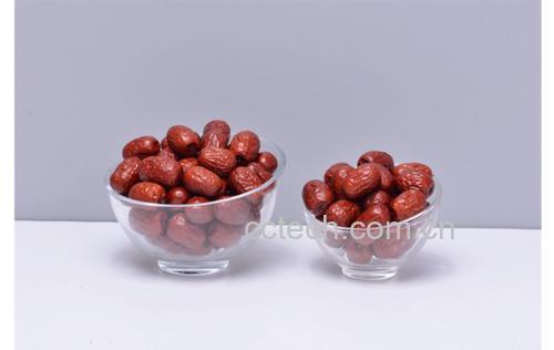 展示新鲜无核脆枣、白芝麻、白砂糖等食材,整齐摆放在案板上 脆枣无核酥脆芝麻食材展示