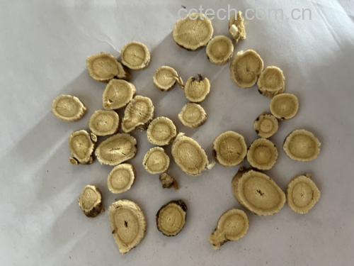 熟地黄与阿胶的外观对比,展示其作为中药材的形态特征 熟地黄与阿胶对比图