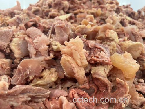 展示羊肉在锅中焯水的过程,锅中有姜片和料酒 羊肉焯水过程