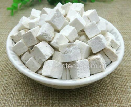 图片说明:熟地黄与山茱萸放入砂锅中,加入适量清水进行慢火熬煮 熟地黄与山茱萸煮水过程图