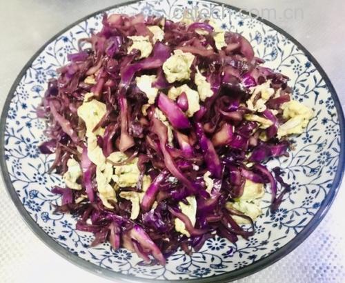 高花青素紫甘蓝健康食用示范图:强调‘生食+酸性调味+即拌即食’三大核心原则,展现可直接复刻的家庭营养方案 家庭厨房实景:玻璃碗中盛放刚拌好的紫甘蓝沙拉,配色鲜明——紫甘蓝丝、胡萝卜丝、紫洋葱圈、核桃碎,淋少量橄榄油与柠檬汁,旁边放置整颗带露水的鲜紫甘蓝