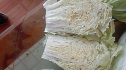 夏阳白菜切丝后用于制作健康沙拉,色泽鲜亮,口感爽脆 夏阳白菜制作的清爽沙拉