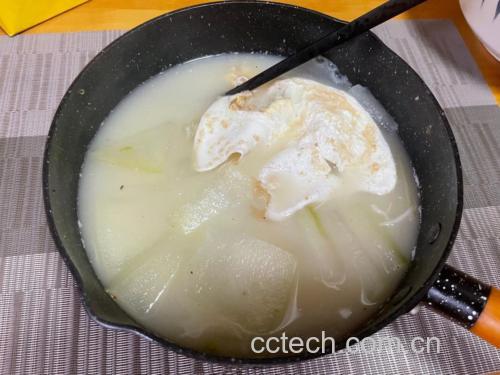 俯拍高清图:青白相间的冬瓜块(半透明带翠边)、乳白微透的萝卜块、浅金褐色鸡块悬浮于清亮琥珀色高汤中,汤面浮着几星金黄姜末与翠绿葱花,无浮油无杂质,砂锅沿凝结细密水珠,呈现‘清、亮、润、活’四重质感 砂锅中冬瓜萝卜鸡肉汤成品特写