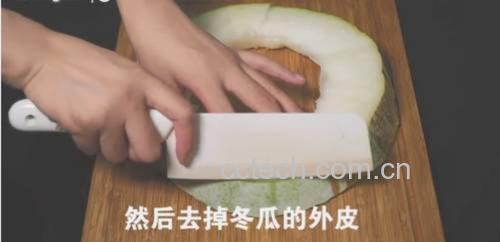 白皮冬瓜在厨房中被清洗和切块的步骤,展示准备过程 简易冬瓜制作过程