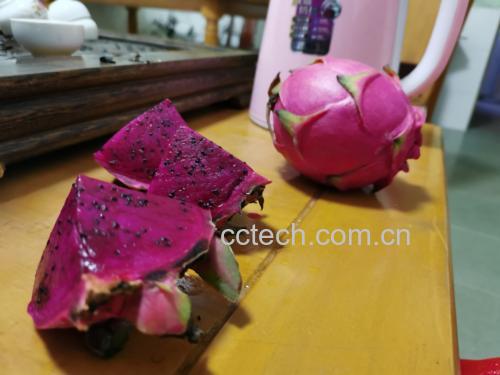 黄色火龙果与其他热带水果拼盘摆放在餐桌上,背景为明亮厨房环境 黄色火龙果果盘搭配图