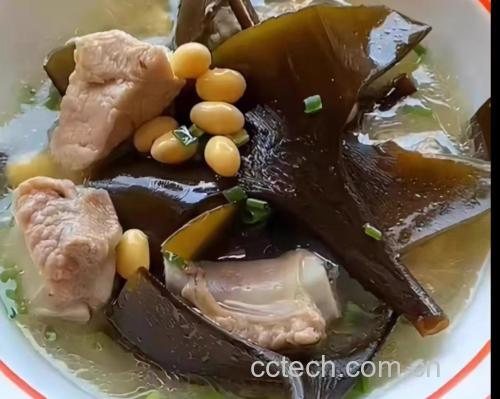 展示炖好的海螵蛸浙贝母汤成品,汤色清澈,食材丰富,体现药膳的视觉美感 海螵蛸浙贝母炖汤成品图