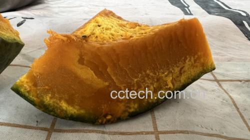 板栗南瓜特写,展示其橙黄色果肉和细腻质地 板栗南瓜特写