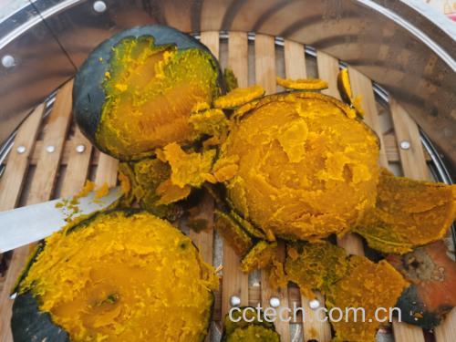 蒸锅中正在蒸熟的南瓜块,金黄色泽诱人 南瓜蒸熟过程