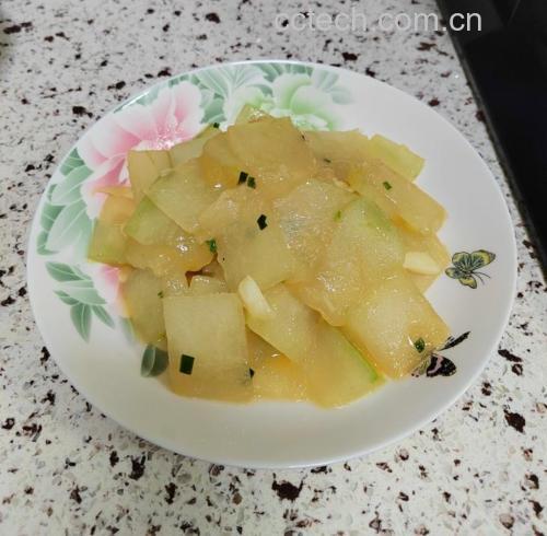 清炒冬瓜成品高清图,突出瓜片挺立微卷形态、透亮油润质感及无水渍状态,体现‘脆而不水’核心卖点 清炒冬瓜出锅特写:翠白相间瓜片整齐微卷,表面油润透亮无水渍,散落几粒金黄姜末,盛于青釉粗陶盘中,背景虚化灶台火焰余晖