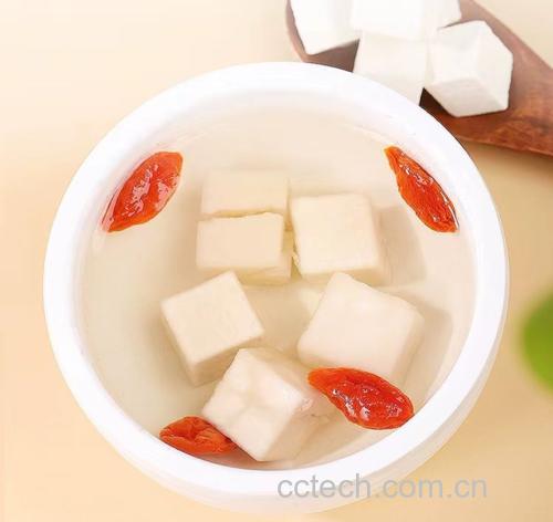 图片说明:白扁豆正在与玉米须、薏米一起炖煮,准备制作一款清热利尿的养生汤品 白扁豆烹饪图