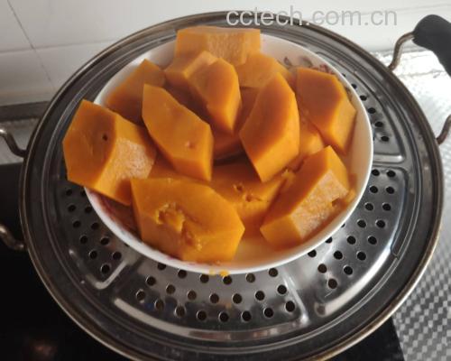 展示红薯与老南瓜搭配制作的料理成品图,如南瓜红薯粥或蒸菜 红薯与老南瓜搭配料理图