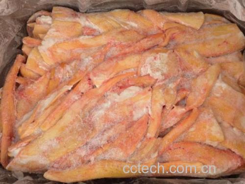 展示鱼腥草根切片、加水煮制的过程图,背景整洁,突出食材与器具 鱼腥草根泡水制作过程