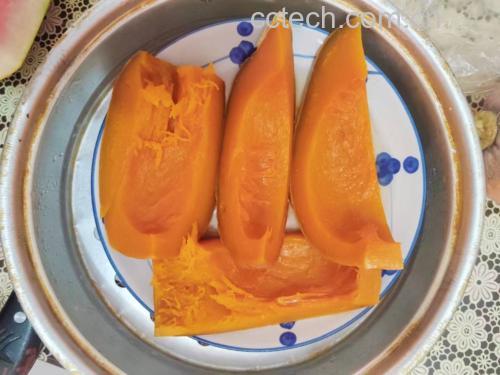 一道色香味俱佳的家常菜,盘中为金黄色南瓜皮搭配腊肉片 蒜香南瓜皮炒腊肉成品图